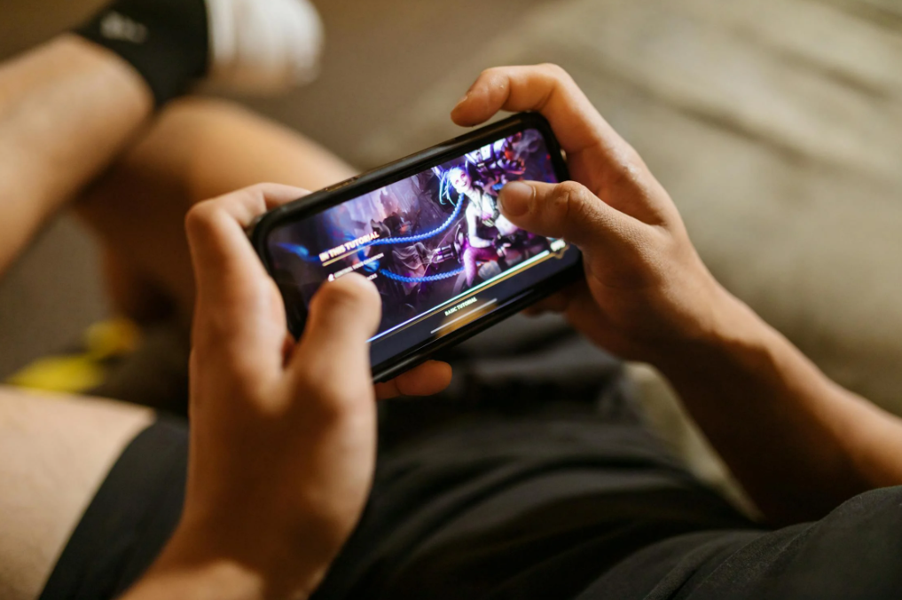 Browser-Based Gaming vs App-Based Gaming: Phone Requirements Compared