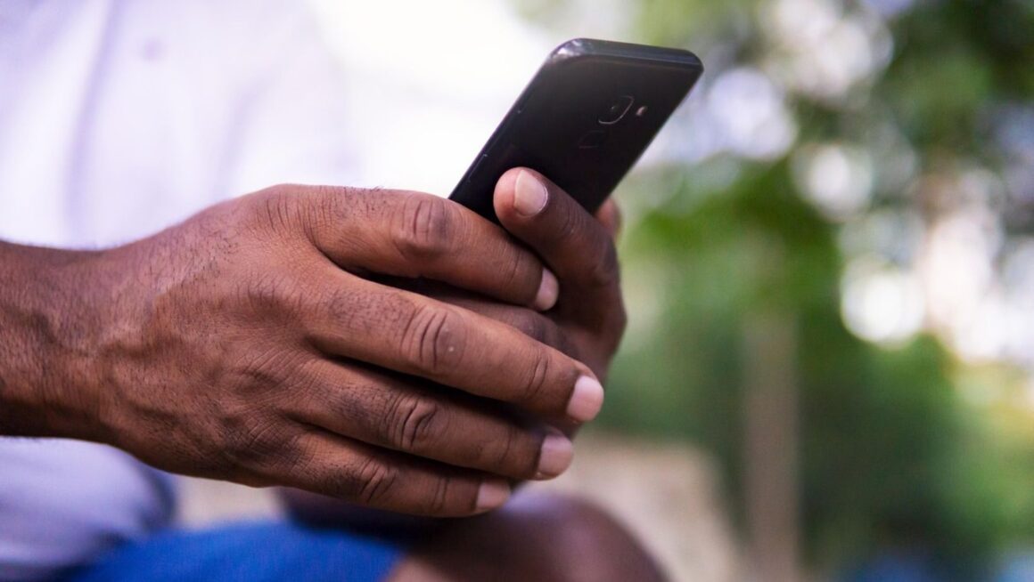 How Mobile Interfaces Make Live Roulette Easy to Play on Small Screens